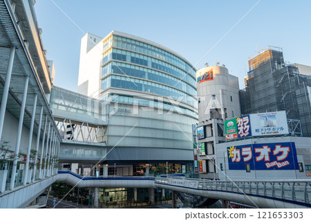 Scenery of the new Kashiwa Takashimaya building and the area around the west exit of Kashiwa Station (January 2025/Kashiwa City, Chiba Prefecture) 121653303