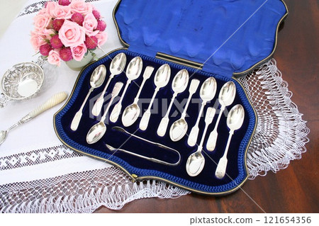 古董純銀茶匙和鉗子套裝，盒裝 121654356