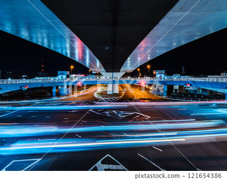香川縣上天神十字路口夜間駛過的汽車 121654386