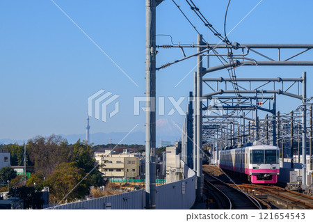 以富士山和東京晴空塔為背景的新京成線 121654543