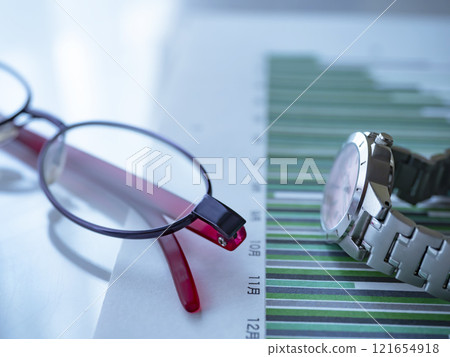 桌上的圖表、眼鏡和手錶 桌上的圖表、眼鏡和手錶 121654918