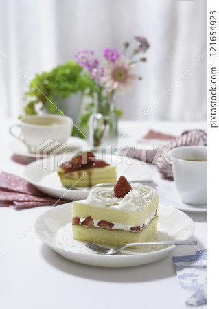 Shortcake placed on a table, vertical position 121654923
