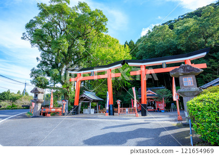 Autumn at Suwa Shrine, Minamiosumi Town, Kagoshima Prefecture 121654969