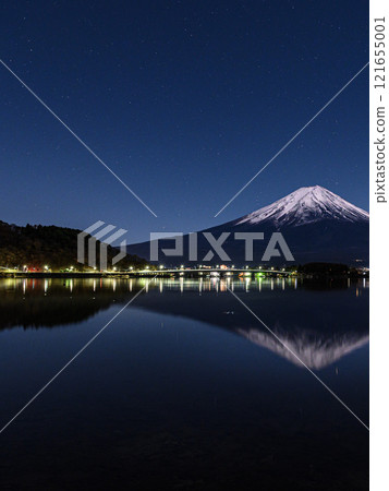 積雪倒置的富士山和河口湖的夜景 積雪倒置的富士山和河口湖的夜景 121655001