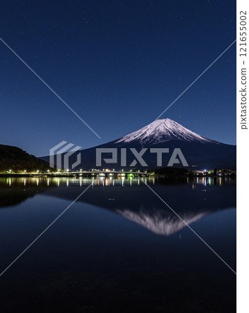 積雪倒置的富士山和河口湖的夜景 121655002
