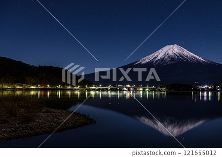 積雪倒置的富士山和河口湖的夜景 121655012