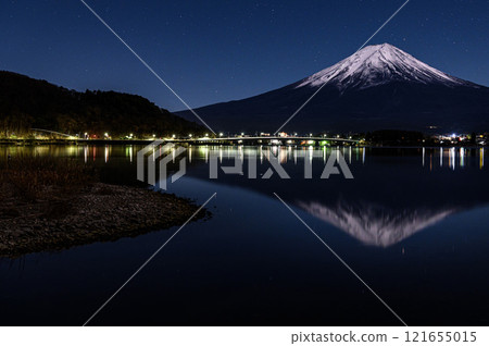 積雪倒置的富士山和河口湖的夜景 121655015
