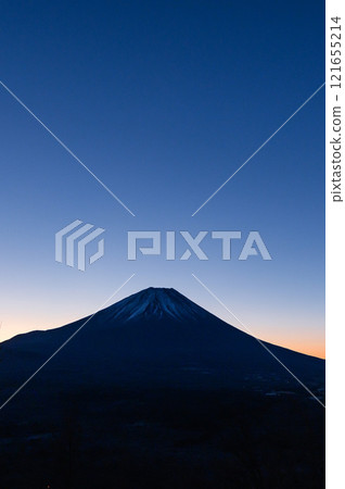 從龍嶽山看到的日出天空和富士山（賀年片素材） 121655214