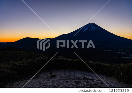 從龍嶽山看到的日出天空和富士山(賀年片素材) 從龍嶽山看到的日出天空和富士山(賀年片素材) 121655219