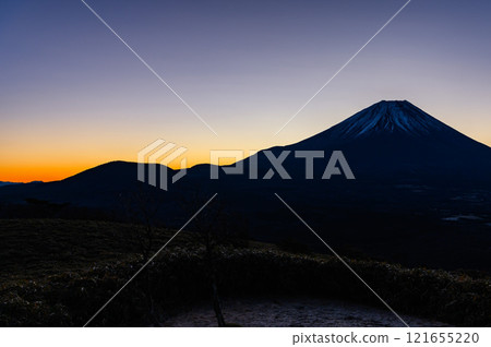 從龍嶽山看到的日出天空和富士山（賀年片素材） 121655220
