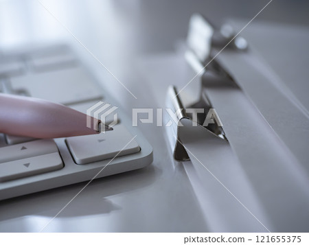 桌上的文件和鍵盤 121655375