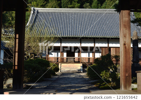 Koshoji Temple: View of the lecture hall from the inner gate (Uji, Kyoto Prefecture) Koshoji Temple: View of the lecture hall from the inner gate (Uji, Kyoto Prefecture) 121655642