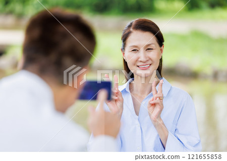 老夫婦微笑著拍照 121655858