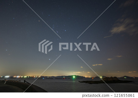 日本岡山縣淺口市賴島町海上漂浮的美麗星空 121655861