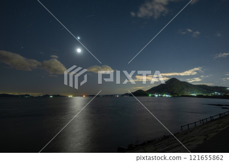 日本岡山縣淺口市賴島町海上漂浮的美麗星空 日本岡山縣淺口市賴島町海上漂浮的美麗星空 121655862
