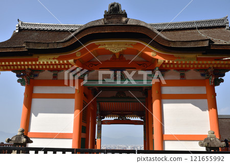 View of Kyoto city from the west gate of Kiyomizu-dera Temple (Higashiyama Ward, Kyoto City) 121655992