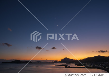 Beautiful seascape at sunset in Yorishima-cho, Asakuchi City, Okayama Prefecture, Japan 121656050