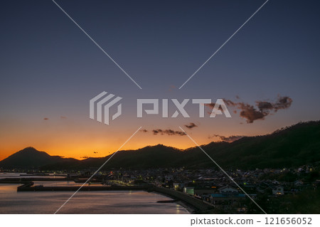 日本岡山縣淺口市賴島町的美麗日落海景 日本岡山縣淺口市賴島町的美麗日落海景 121656052