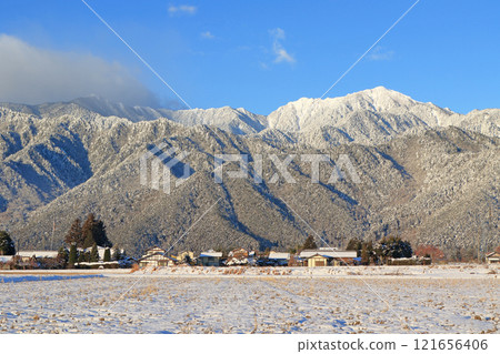 冬季安曇野鄉村和北阿爾卑斯山 121656406