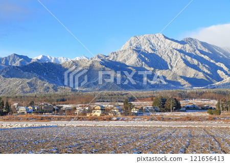 冬季安曇野鄉村和北阿爾卑斯山 121656413