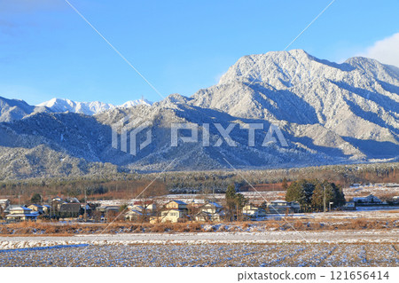 冬季安曇野鄉村和北阿爾卑斯山 121656414
