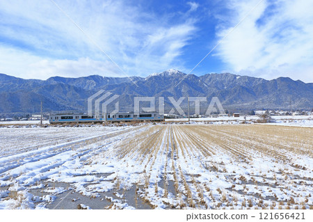 北阿爾卑斯山的Otori線山麓小丘在冬天 北阿爾卑斯山的Otori線山麓小丘在冬天 121656421