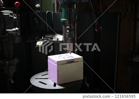 用鑽床鑽孔 用鑽床鑽孔 121656595