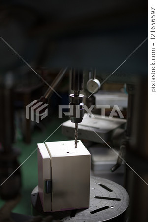 用鑽床鑽孔 121656597