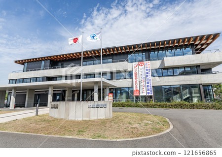 熊本縣天草市，晴天的天草市政廳 121656865