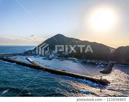 Kamishima Island illuminated by the morning sun (Toba City, Mie Prefecture) 121656905