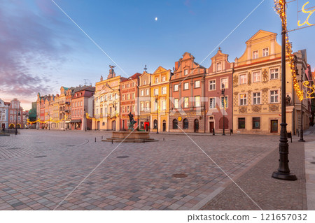 Old Market Square at dawn, Poznan, Poland 121657032