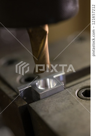 在加工中心進行零件加工 在加工中心進行零件加工 121657212