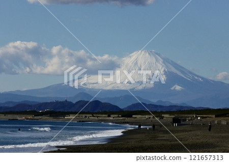 從湘南海岸看冬天的富士山、湘南海和駿河灣 121657313