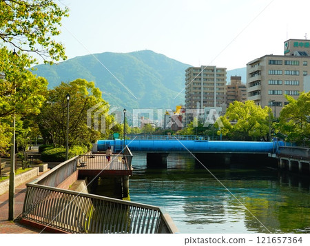 從廣島縣吳市龜山橋看到的堺川散步道 121657364