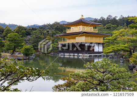 京都府金閣寺倒映在池塘里 京都府金閣寺倒映在池塘里 121657509