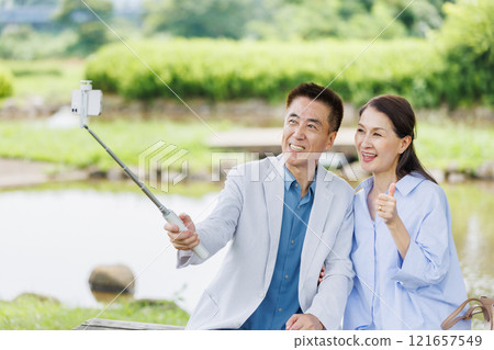 年長的夫婦，與智能手機拍照 121657549