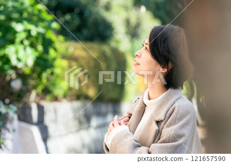 一個女人在戶外散步 121657590