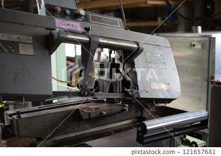 Cutting material with a band saw Cutting material with a band saw 121657681