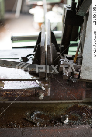 Cutting material with a band saw Cutting material with a band saw 121657689