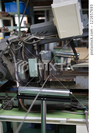 Cutting material with a band saw Cutting material with a band saw 121657693