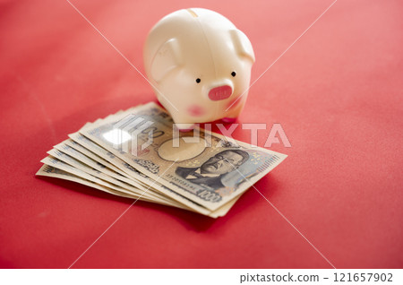 New 1,000 yen note and piggy bank 121657902