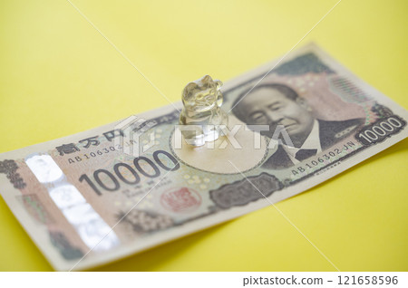 New 10,000 yen note and lucky cat 121658596