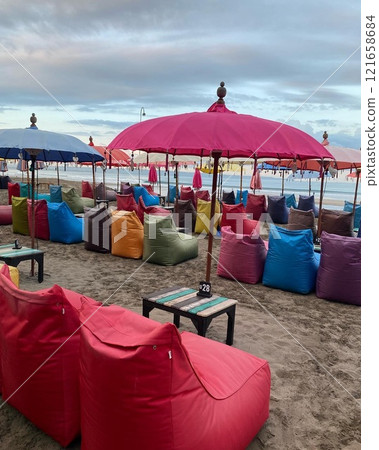 峇裡島海灘發現彩色雨傘 121658684