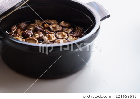黑鍋和復水乾香菇 - 準備圖像材料 - 3:2 121658685