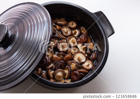 黑鍋和復水乾香菇 - 準備圖像材料 - 3:2 121658686