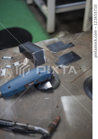 Deburring work with grinder 121658710