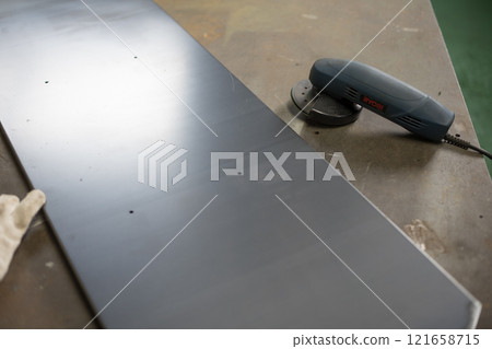 使用研磨機去毛刺 使用研磨機去毛刺 121658715