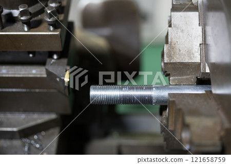 Thread cutting on a lathe 121658759