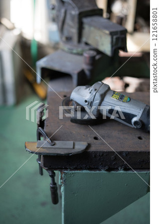 Cutting stainless steel material with a grinder 121658801