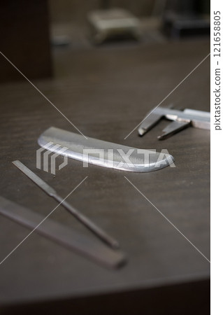 Measuring the dimensions of parts with calipers 121658805